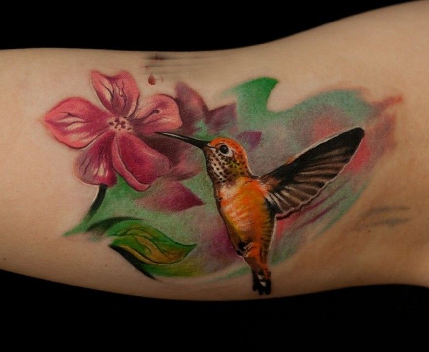 Птичка Колибри в цветах тату