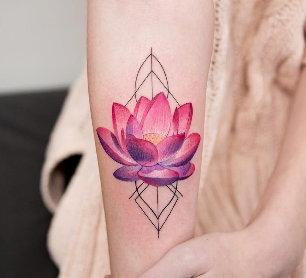Цветные татуировки с цветком лотоса.
