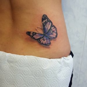 татуировка бабочка на попе