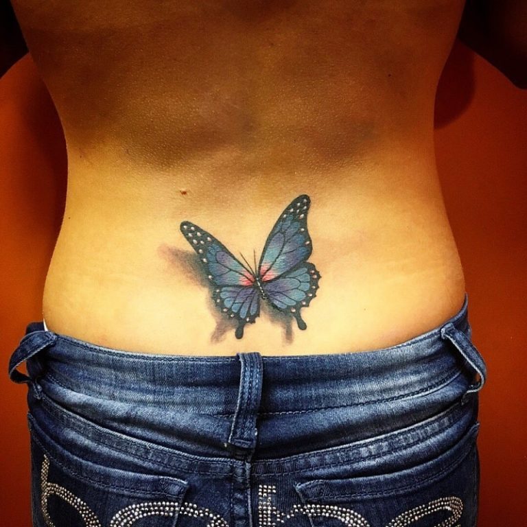 Татуировка бабочка на пояснице