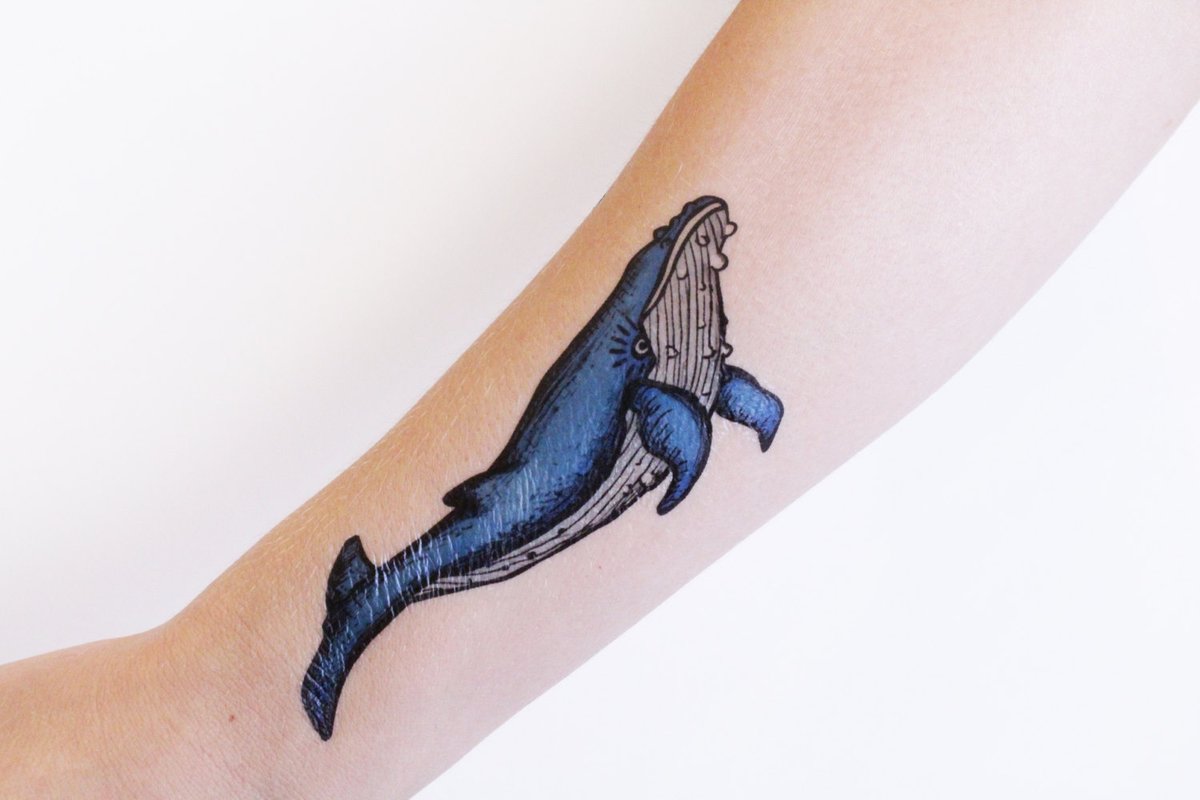 Голубой кит тату