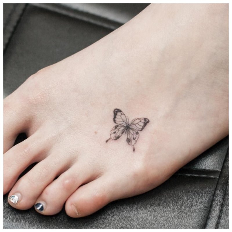 Тату маленькие бабочки на ноге