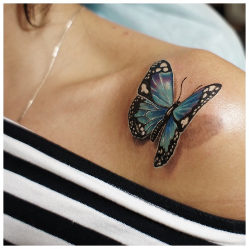 Бабочка на плече