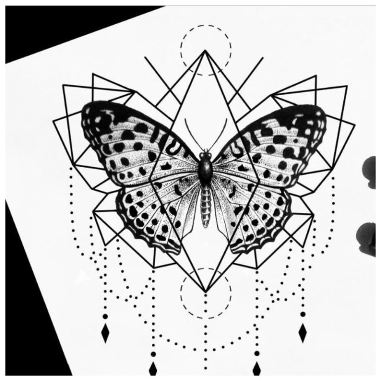 Геометрическая бабочка тату