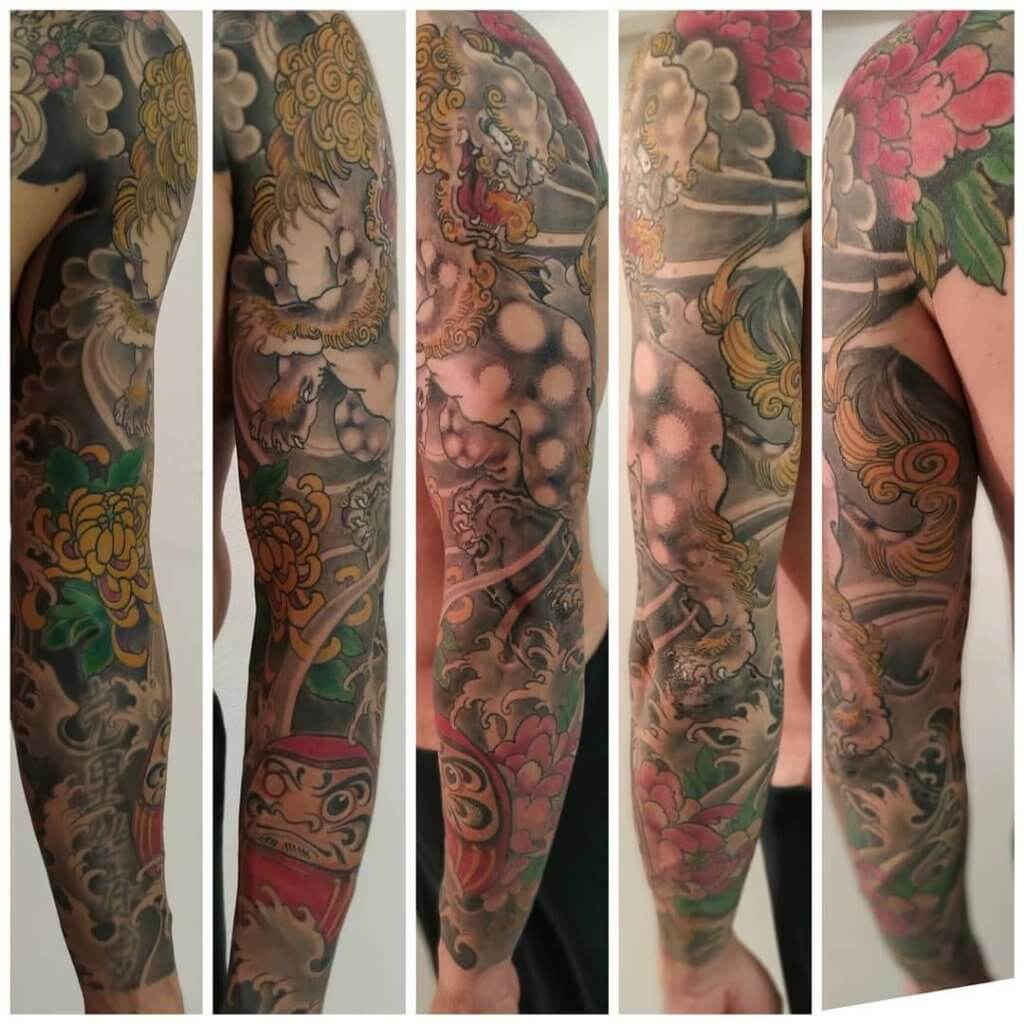 татуировка с японскими мотивами на плече