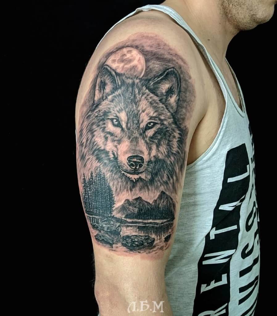 Тату волк на плече