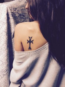 Наколка крест на плече: символика, значение, история и уход за татуировкой