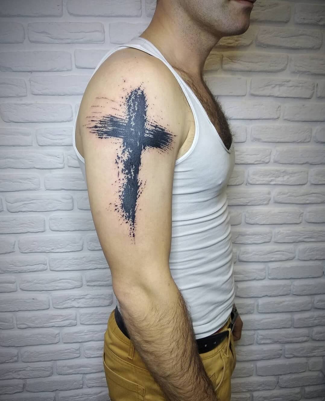 Тату крест на плече