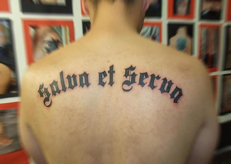 Татуировка на спине Спаси и сохрани на латыни