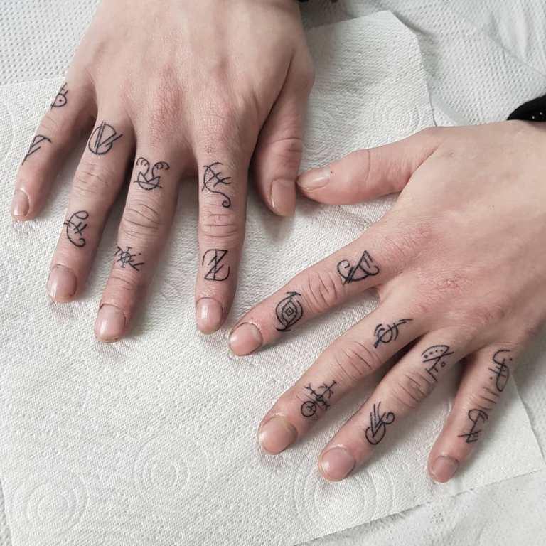 Тату на пальцах символы