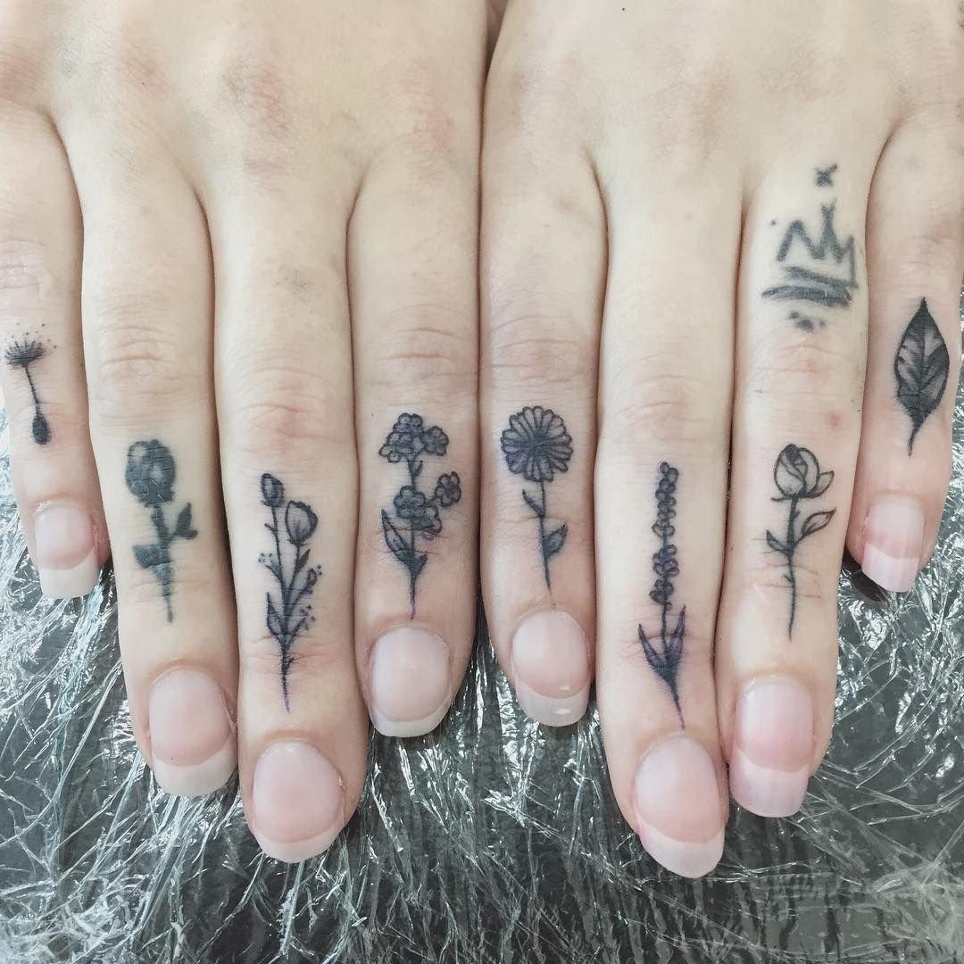 Растительные тату на пальцах