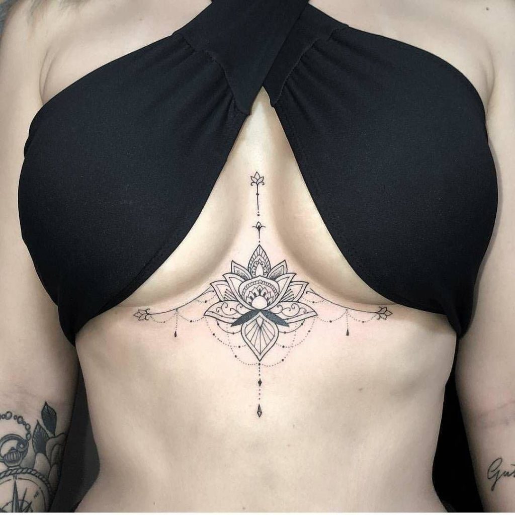 татуировки для груди у женщин фото 60