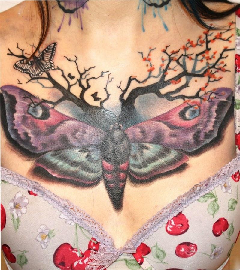 Татуировка бабочка мотылёк на грудь