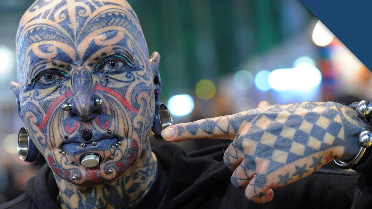 Татуированные люди с пирсингом