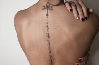 Tatuaje para mujer en la columna