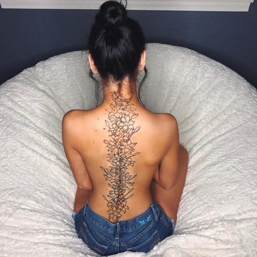 Женская татуировка на спине