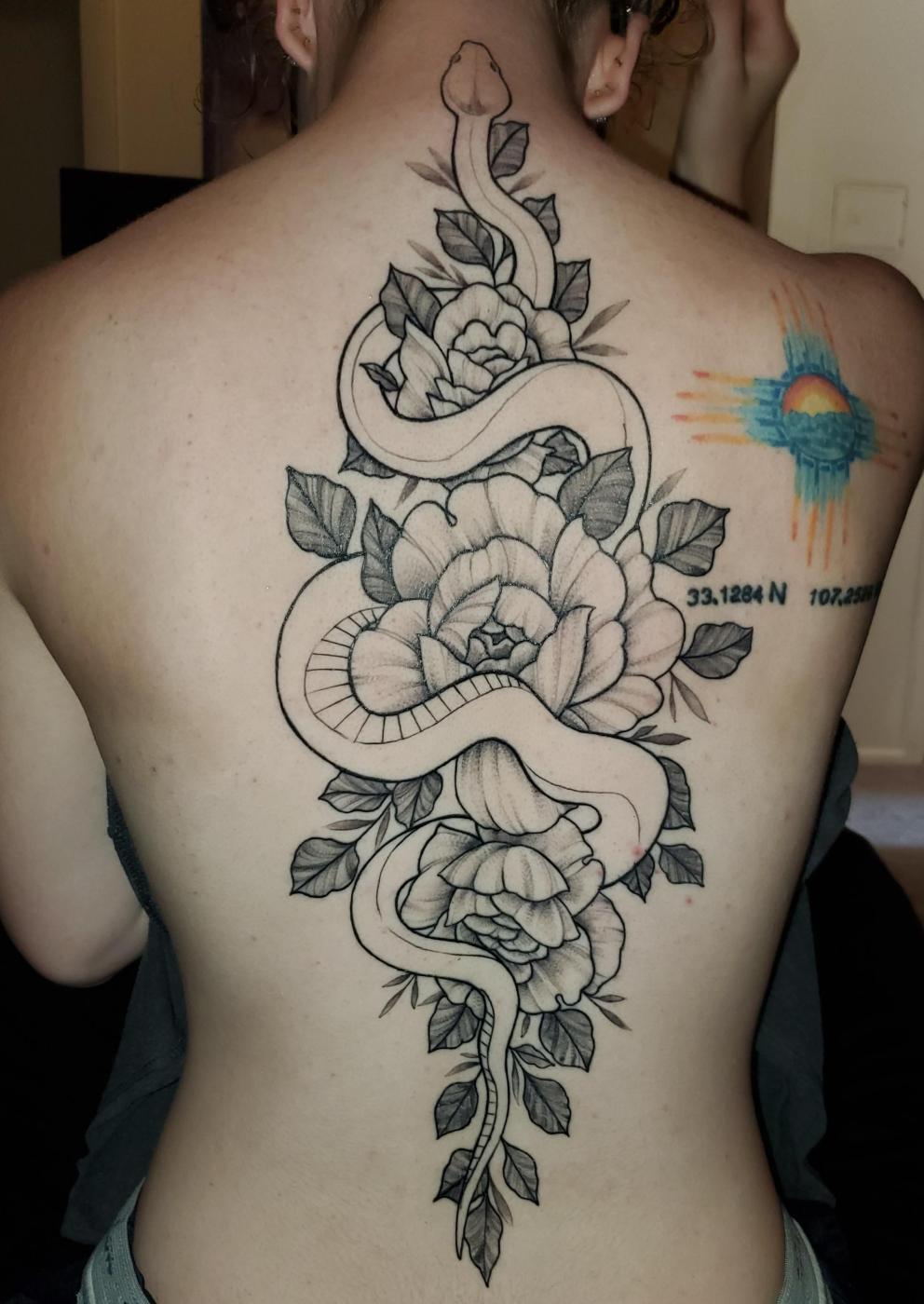 татуировка змеи на спине у девушки