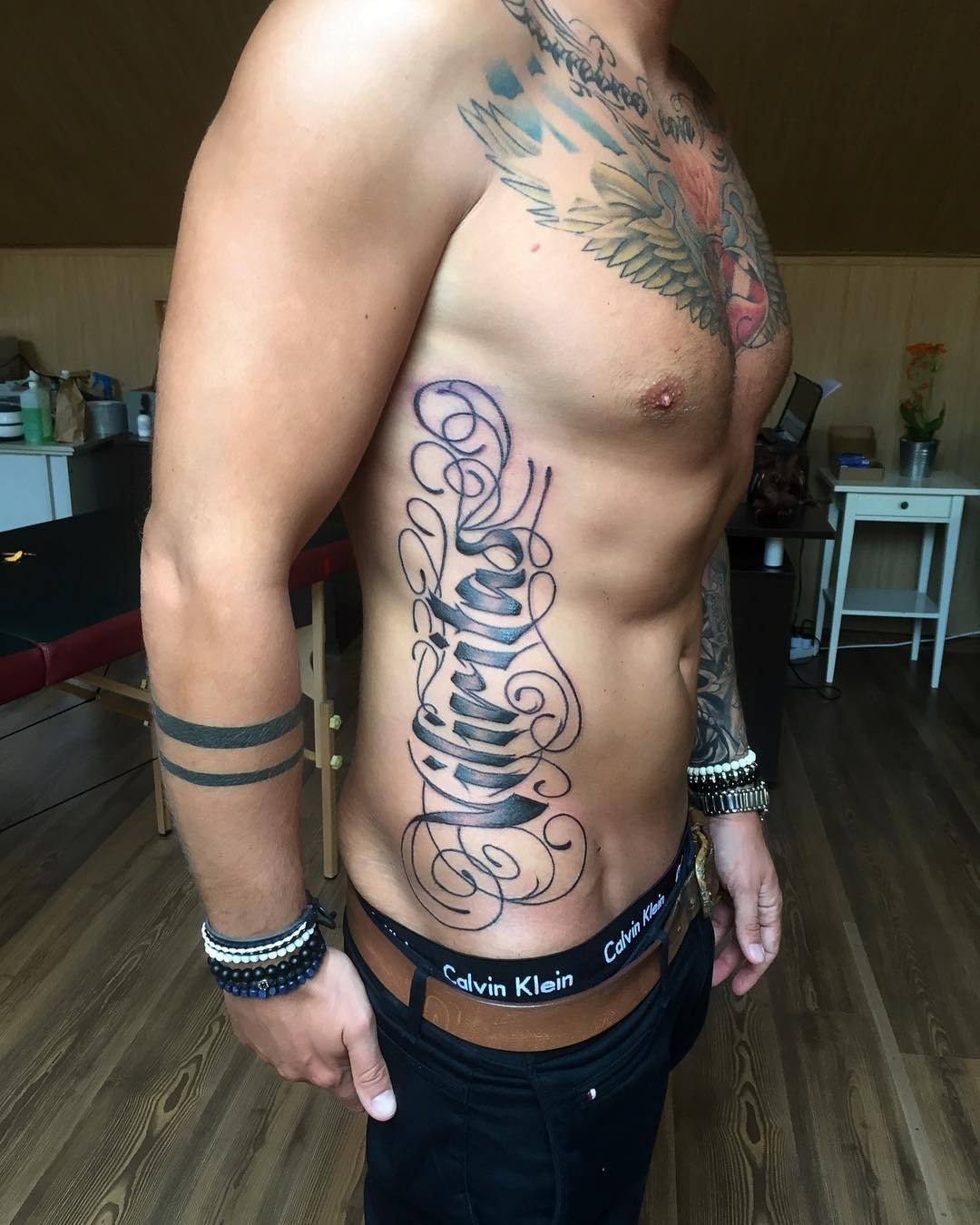 Татуировки на животе мужские