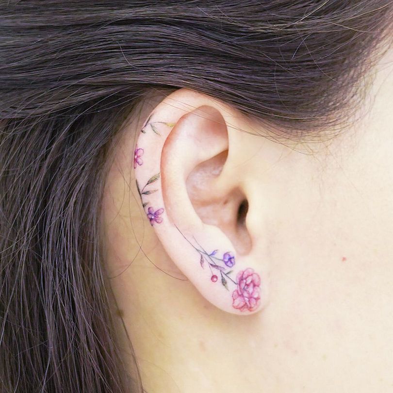 Татуировка на ухе для девушек