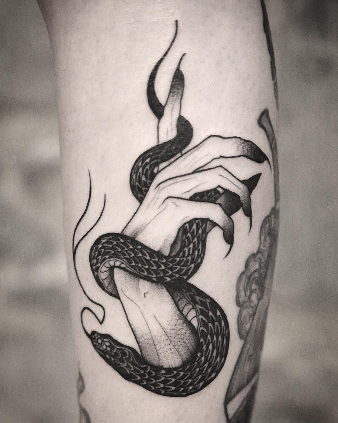 Татуировки змеи для девушек. Тату змея. Тату змея на руке. Тату ь змея. Татуировка змея на руке для девушек.
