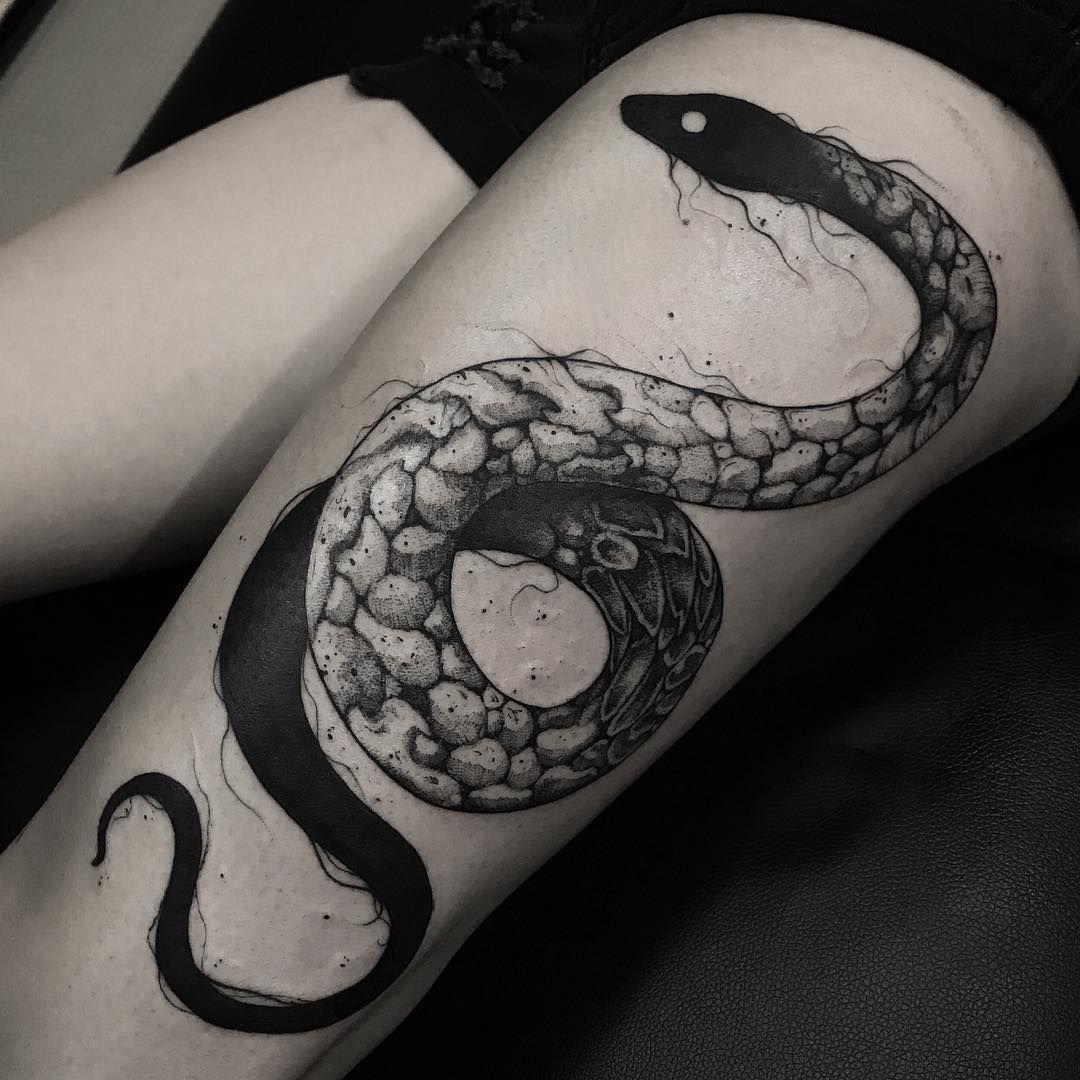 Черная змея тату на руке