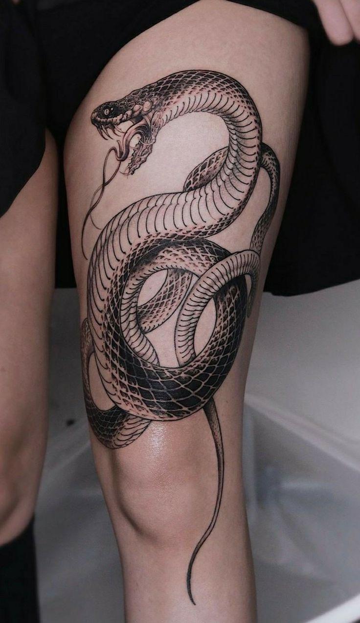 Татуировка змея на ноге