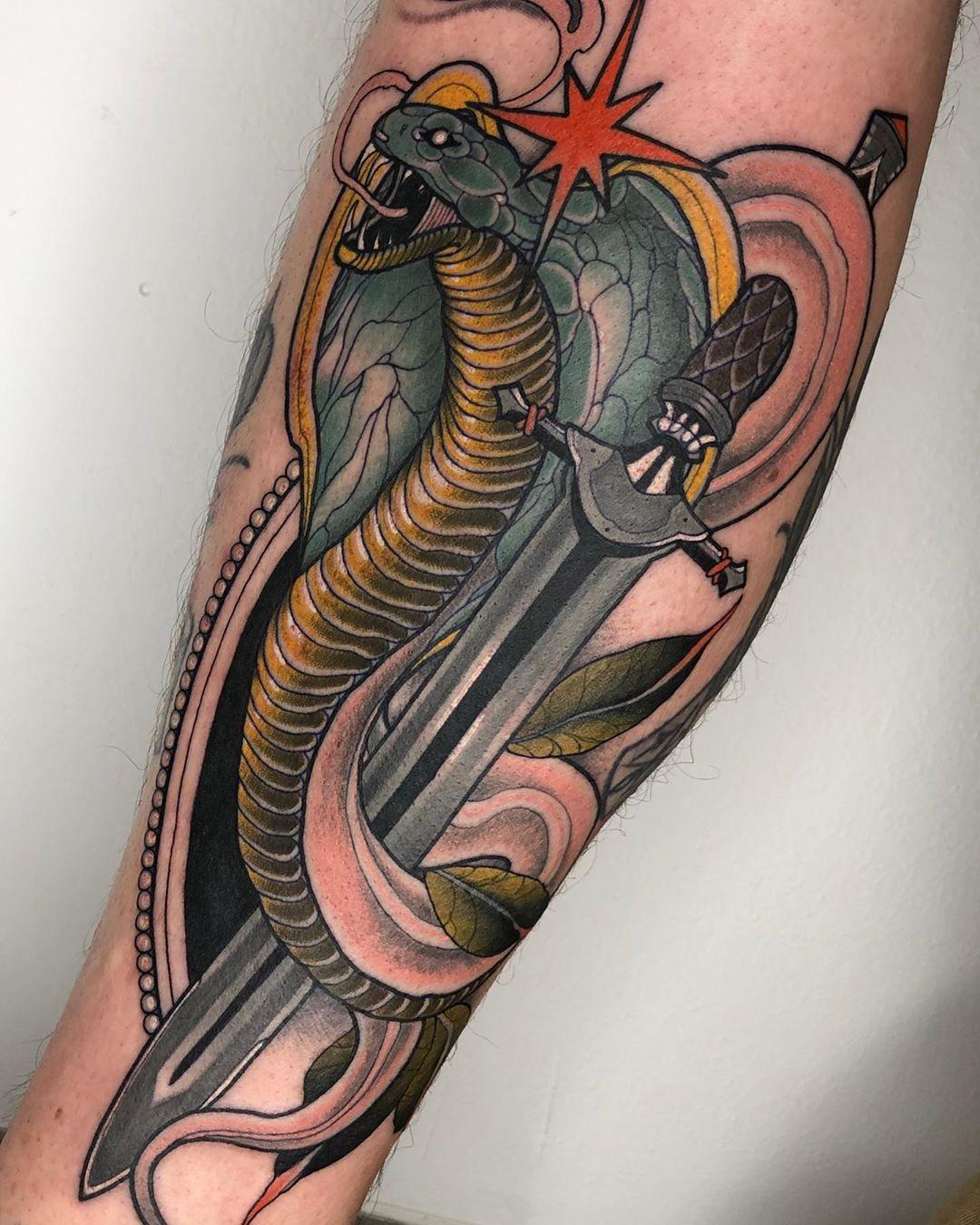 Татуировка меч со змеей