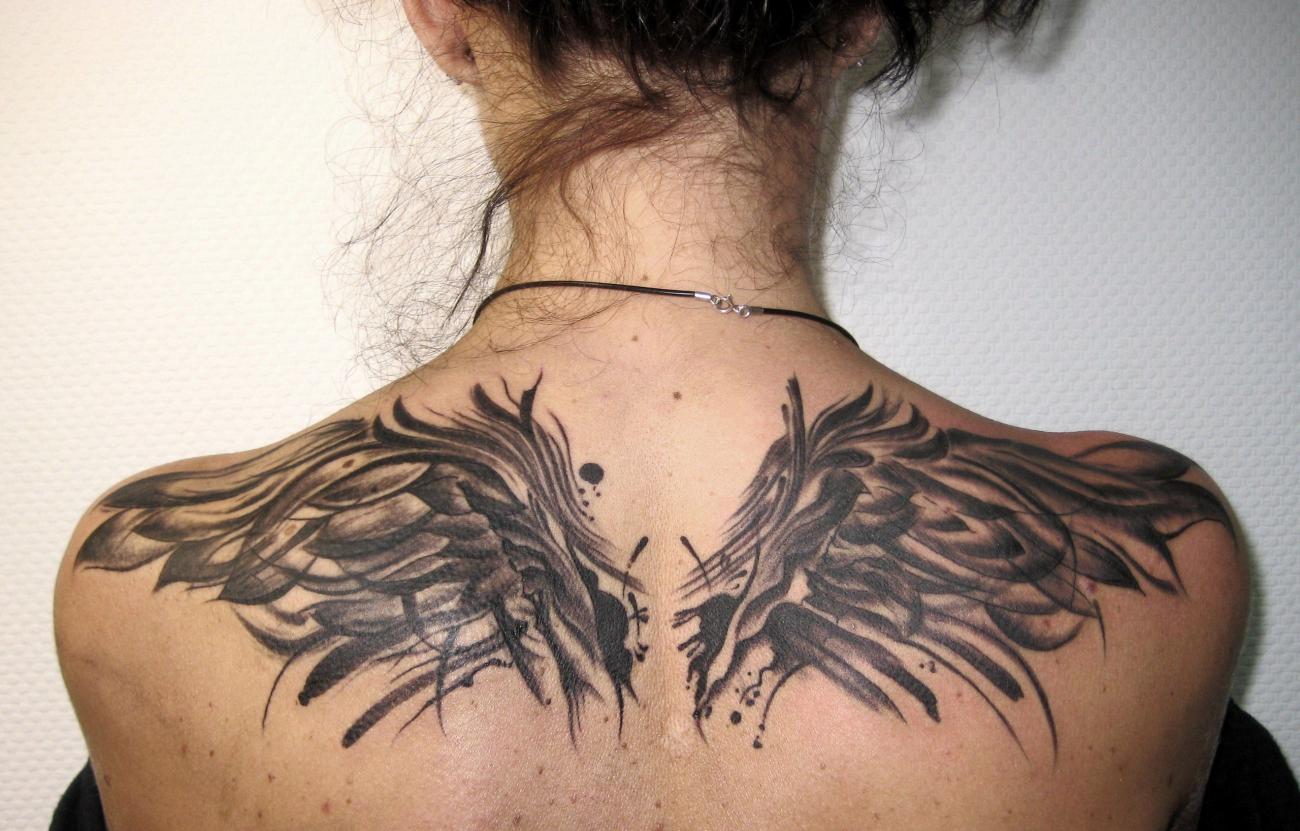 Татуировки Крылья на плече женские