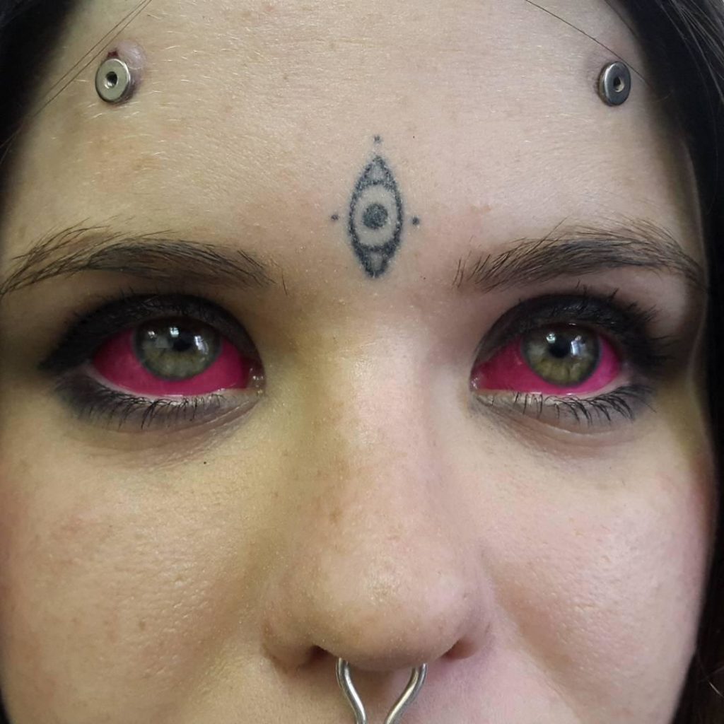 Черные глаза: модель из Польши ослепла после татуировки глазных яблок