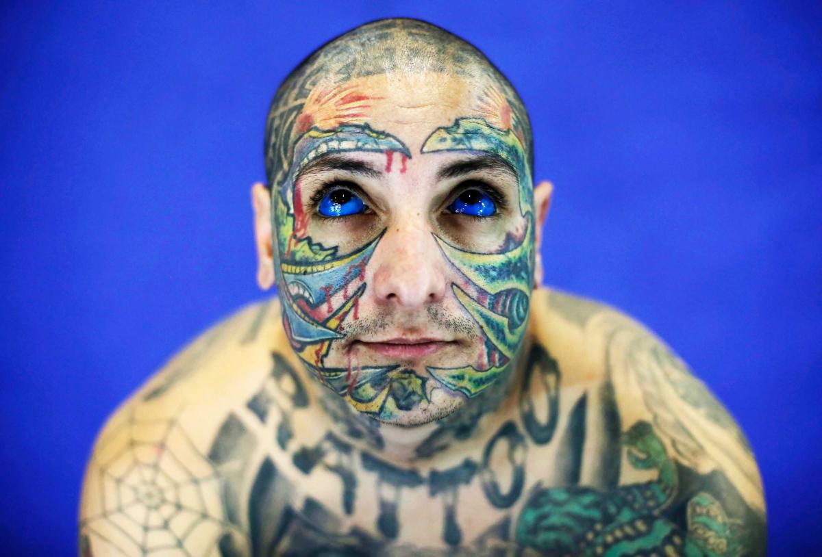 Человек с татуированными глазами