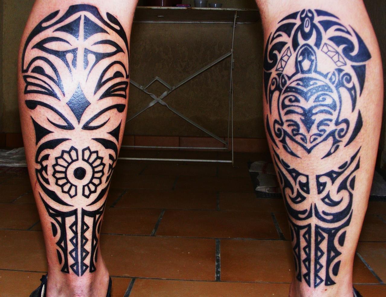 Полинезийские тату на ноге