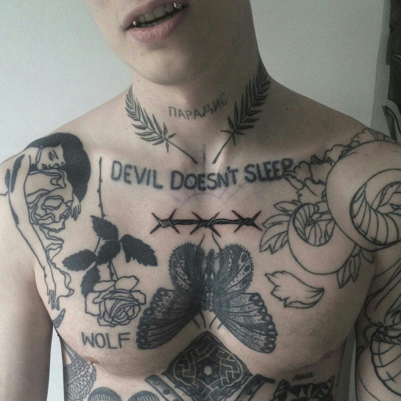 татуировки для мужчин на грудь надписи фото 114