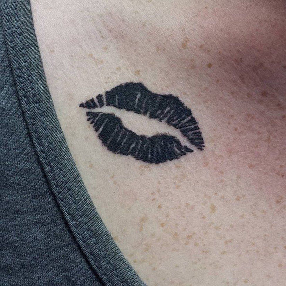 татуировки мужские поцелуй