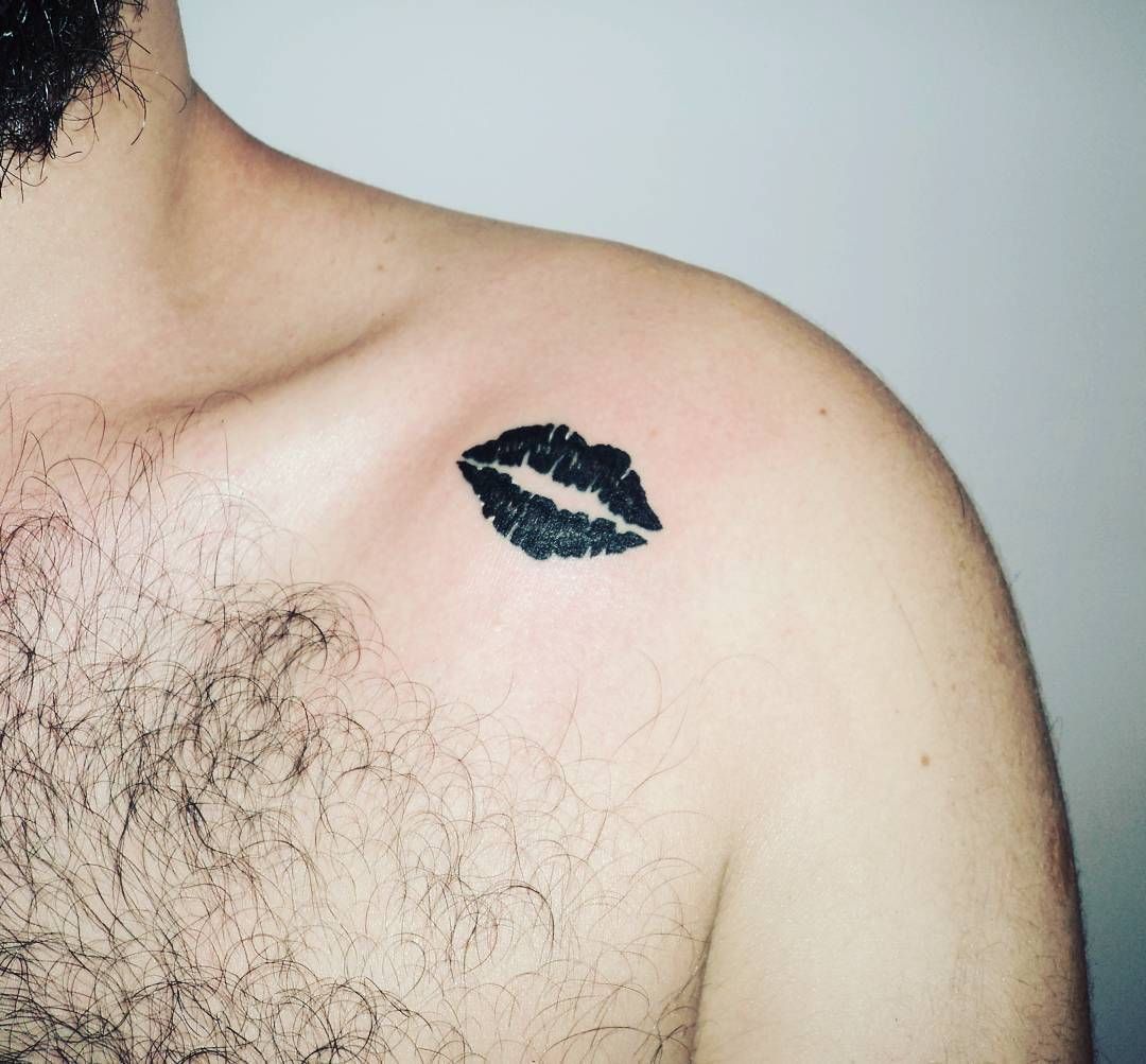 татуировка поцелуй у мужчин