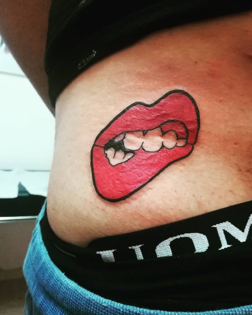 татуировка губы на шее у мужчин