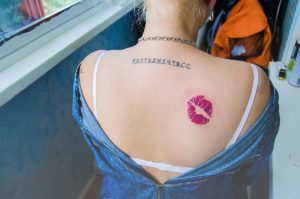 Тату поцелуй - значение страстной татуировки, выбор места и примеры работ для мужчин и женщин, 90 фото