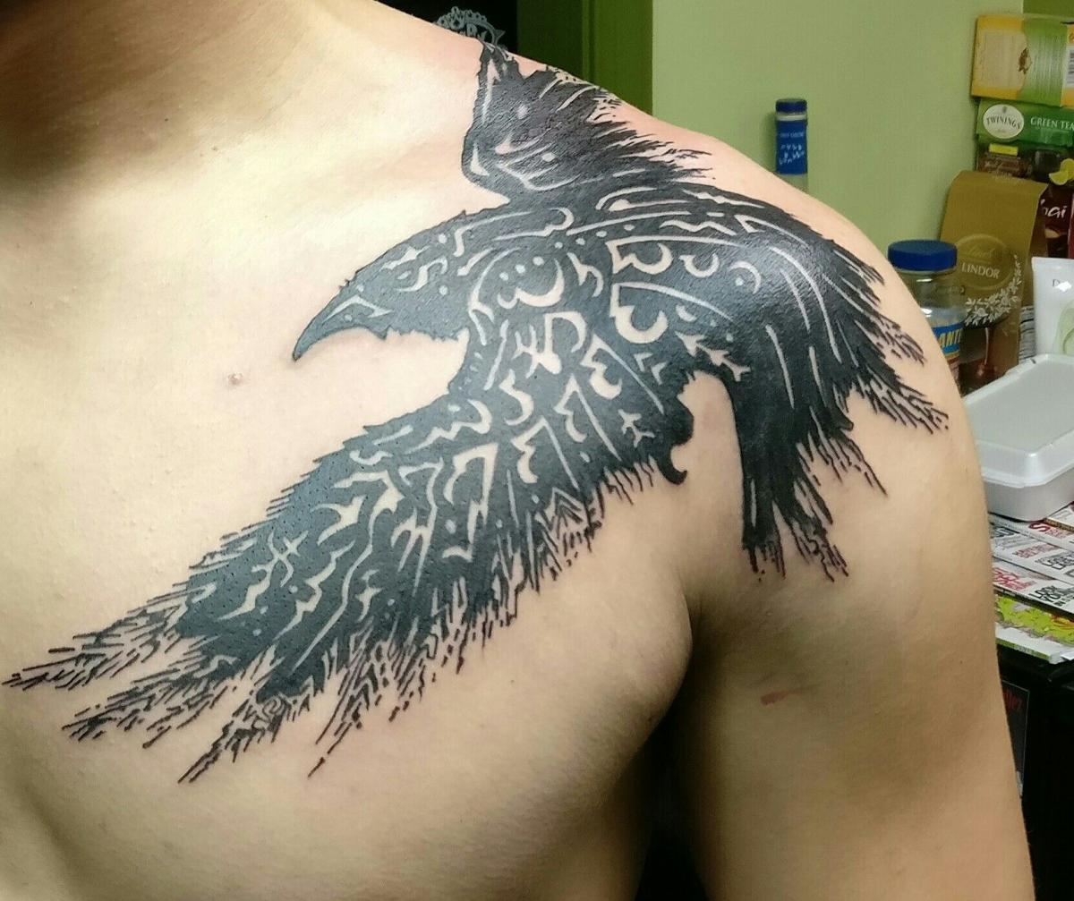 Татуировка ворон на плече